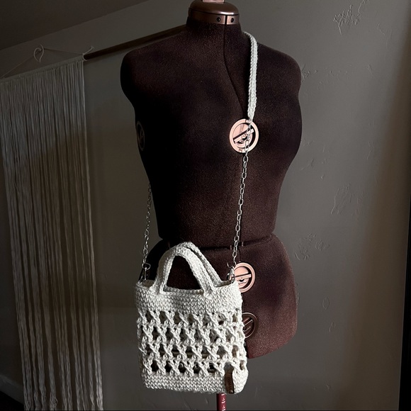 HAND AND SLING BAG - Picture 2 of 8